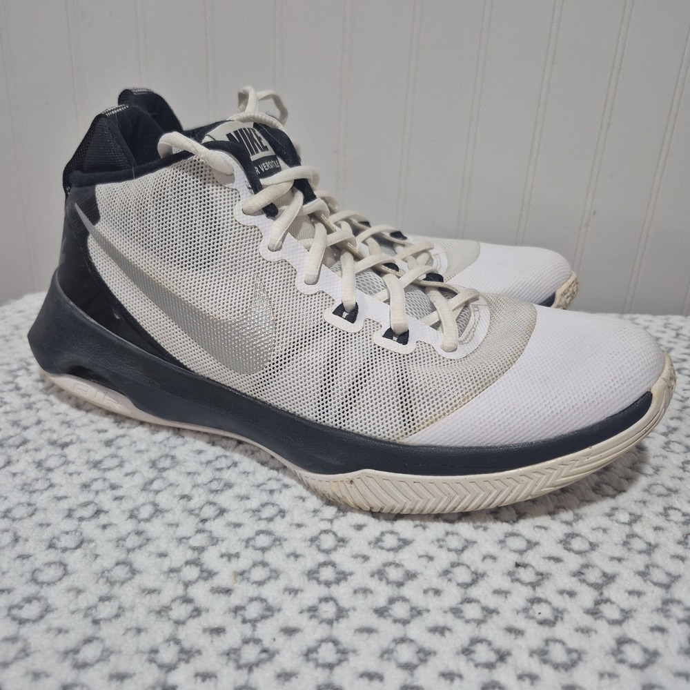 NIKE Size 7.5 Men's Air Versitile II Black And White